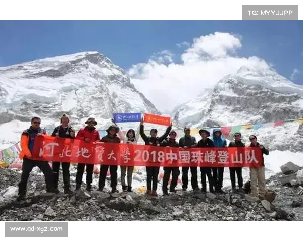 尼泊尔登山足球队勇攀珠峰顶峰 展示俱乐部旗帜彰显荣誉 尼泊尔登山足球队勇攀珠峰顶峰 展示俱乐部旗帜彰显荣誉